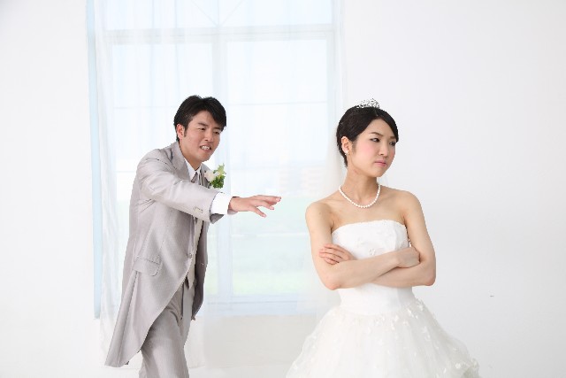 結婚式前にもめるカップル